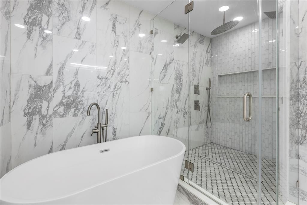 合同活跃: $495,000 (4 贝兹, 2 浴室, 2370 平方英尺)