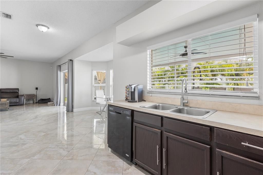 合同活跃: $495,000 (4 贝兹, 2 浴室, 2370 平方英尺)