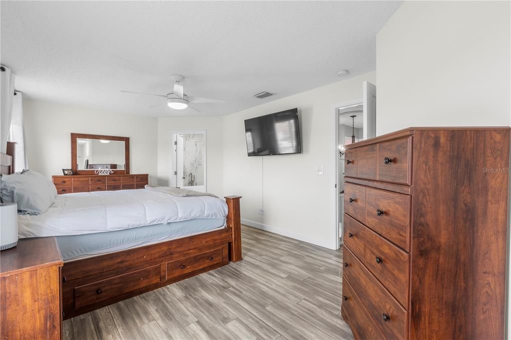 合同活跃: $495,000 (4 贝兹, 2 浴室, 2370 平方英尺)