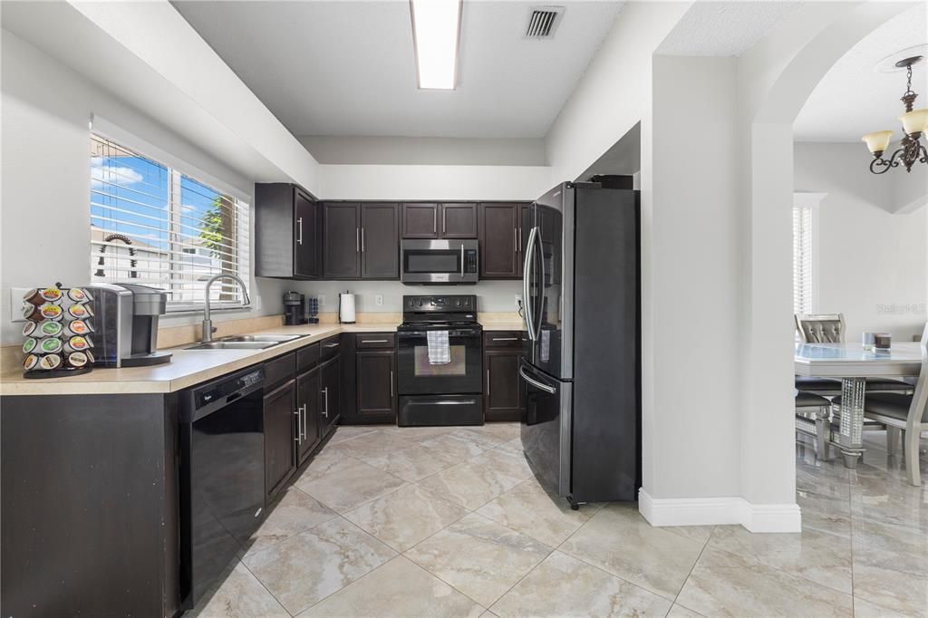 合同活跃: $495,000 (4 贝兹, 2 浴室, 2370 平方英尺)