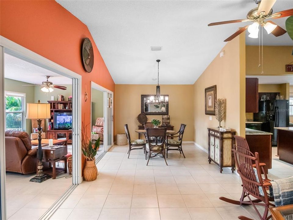 合同活跃: $289,900 (3 贝兹, 2 浴室, 1913 平方英尺)