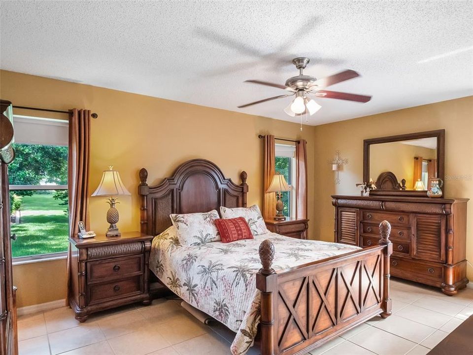 合同活跃: $289,900 (3 贝兹, 2 浴室, 1913 平方英尺)