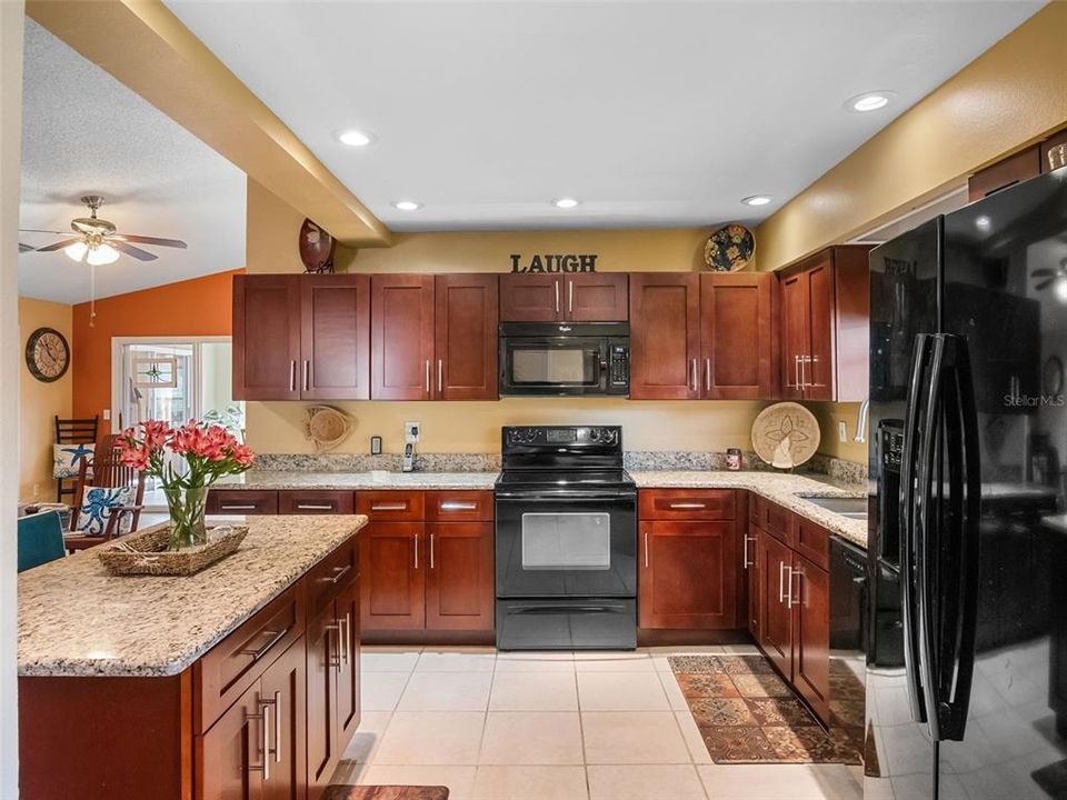 合同活跃: $289,900 (3 贝兹, 2 浴室, 1913 平方英尺)