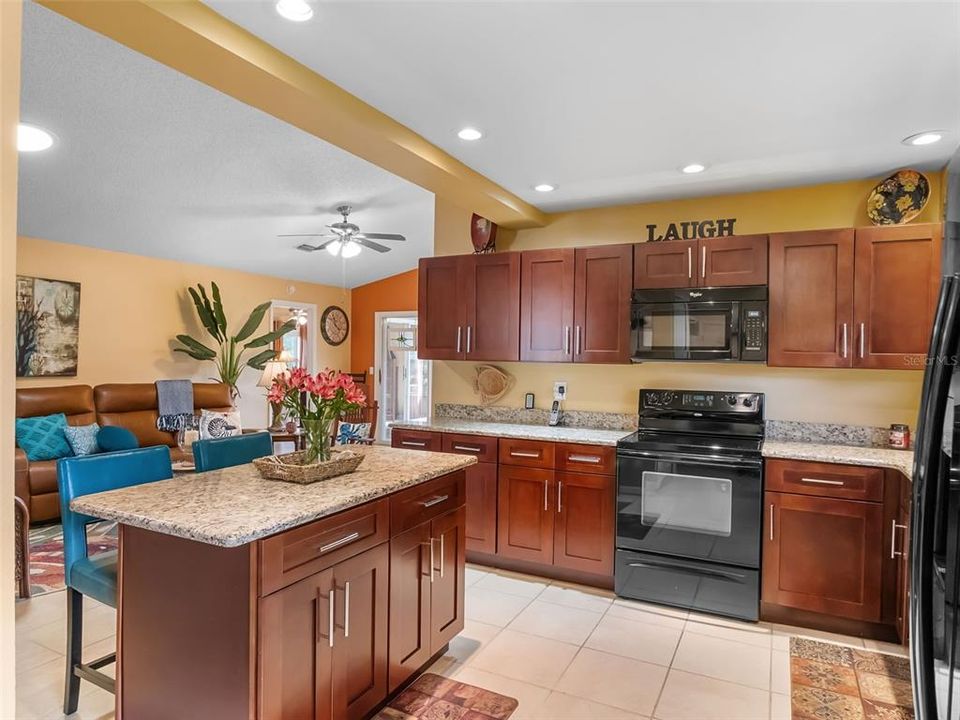 合同活跃: $289,900 (3 贝兹, 2 浴室, 1913 平方英尺)