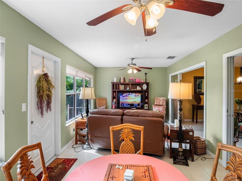 合同活跃: $289,900 (3 贝兹, 2 浴室, 1913 平方英尺)