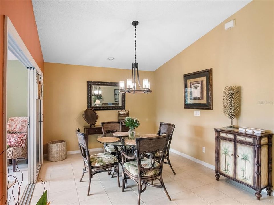 合同活跃: $289,900 (3 贝兹, 2 浴室, 1913 平方英尺)