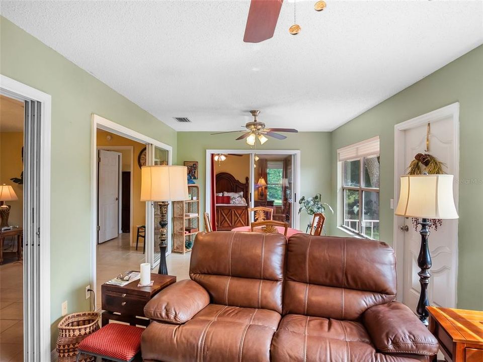 合同活跃: $289,900 (3 贝兹, 2 浴室, 1913 平方英尺)