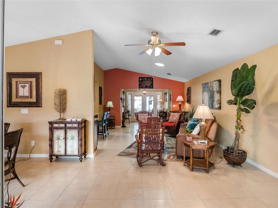 合同活跃: $289,900 (3 贝兹, 2 浴室, 1913 平方英尺)