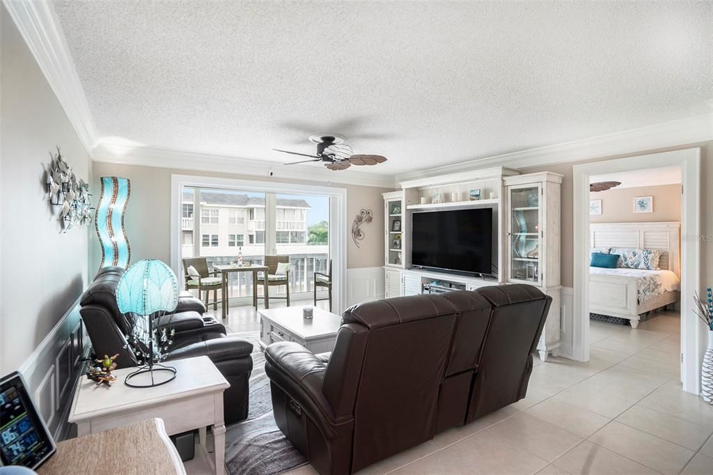 For Sale: $325,000 (2 beds, 2 baths, 1315 Square Feet)