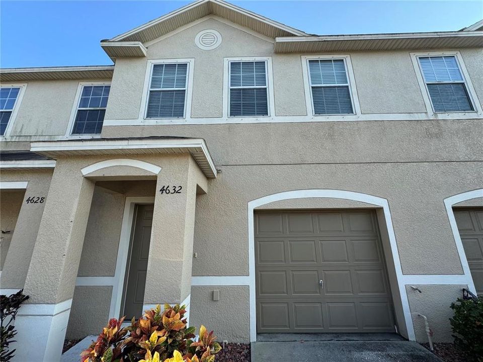 Под контрактом: $2,400 (3 спален, 2 ванн, 1500 Квадратных фут)