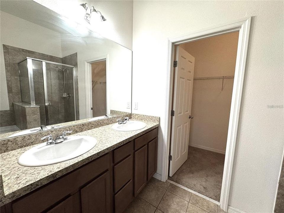 Под контрактом: $2,400 (3 спален, 2 ванн, 1500 Квадратных фут)