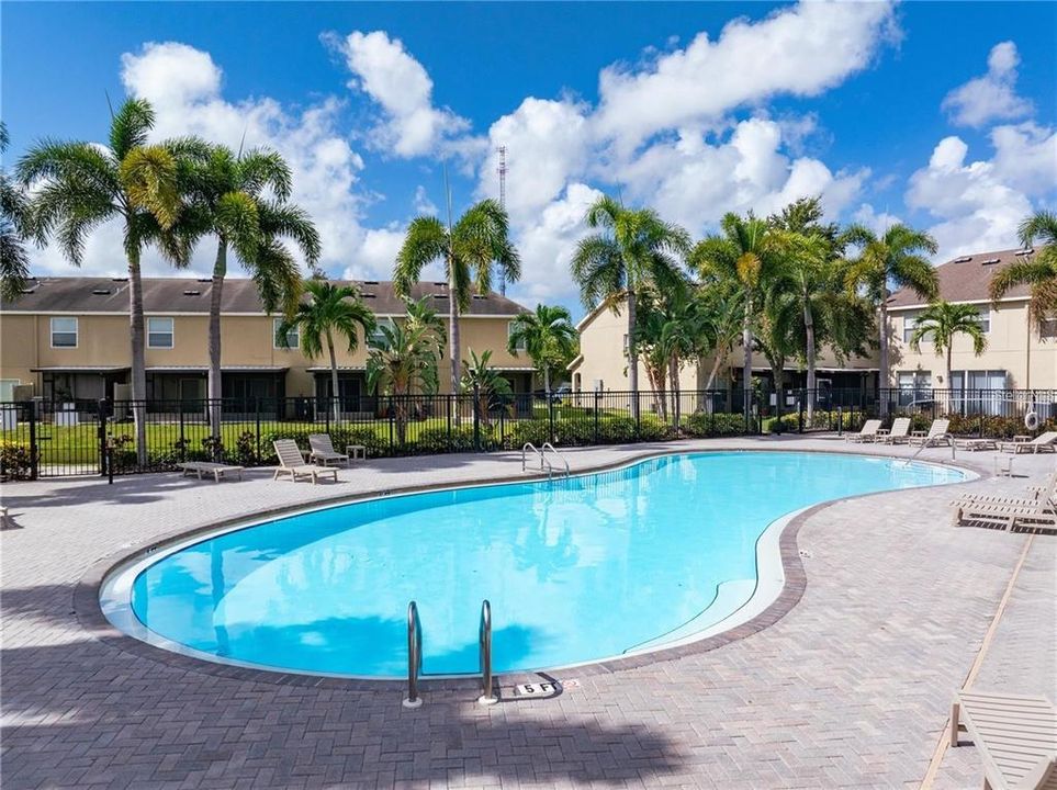 Под контрактом: $2,400 (3 спален, 2 ванн, 1500 Квадратных фут)