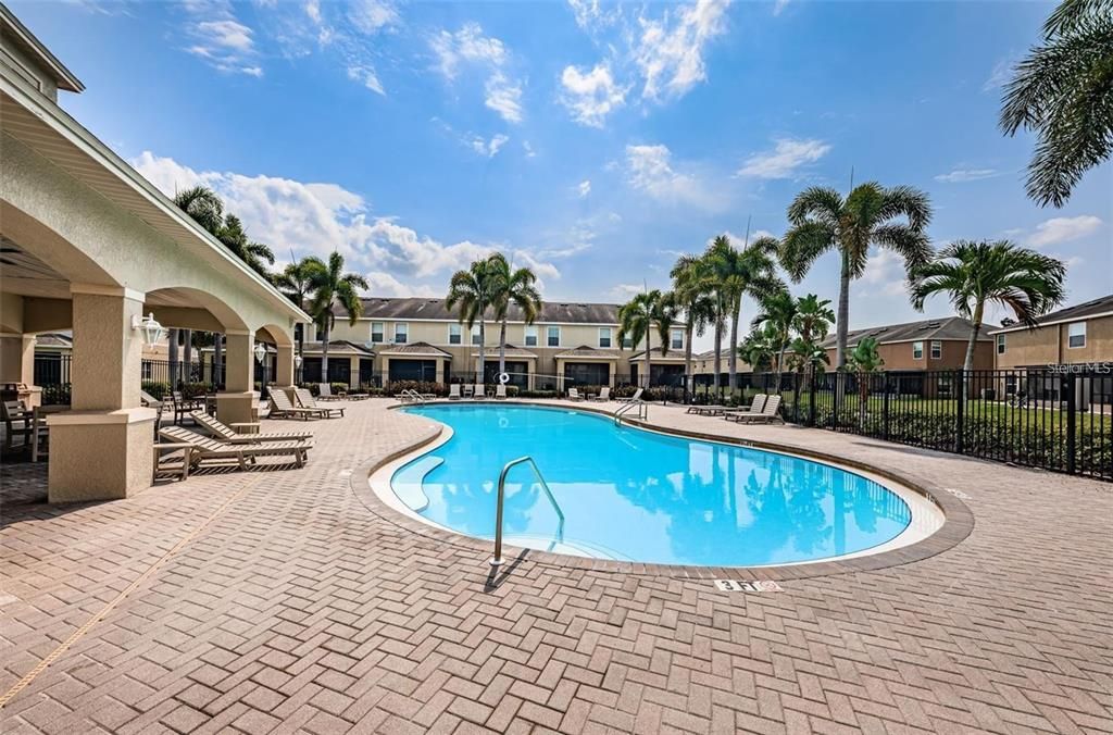 Под контрактом: $2,400 (3 спален, 2 ванн, 1500 Квадратных фут)