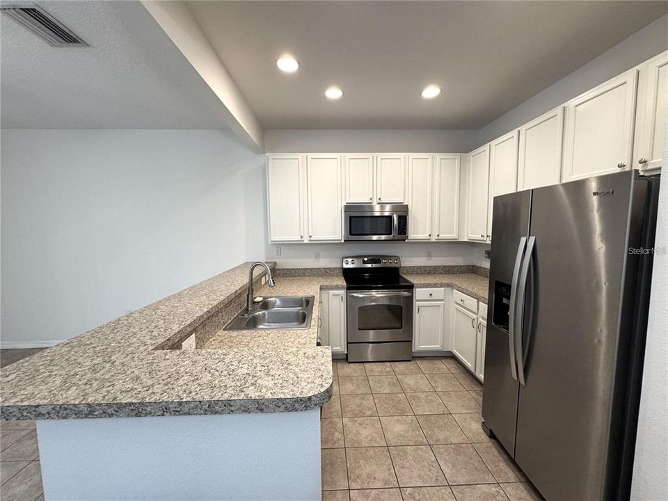 Под контрактом: $2,400 (3 спален, 2 ванн, 1500 Квадратных фут)