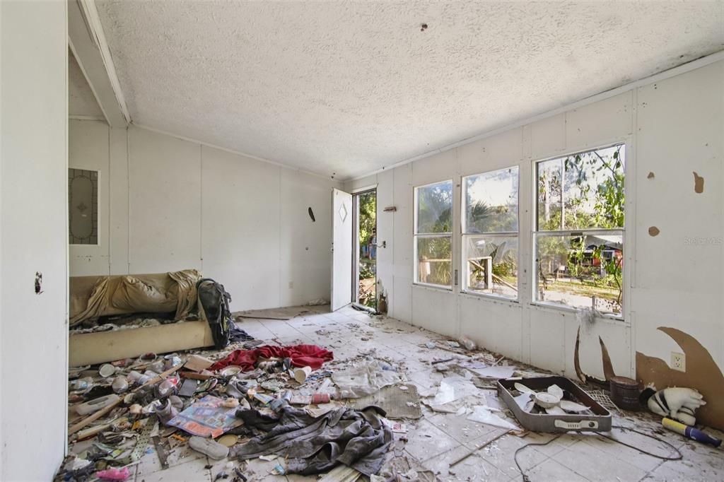 Active With Contract: $49,000 (4 beds, 2 baths, 1440 Square Feet)