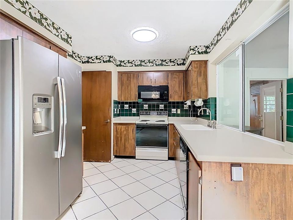 Active With Contract: $325,000 (3 beds, 2 baths, 1744 Square Feet)