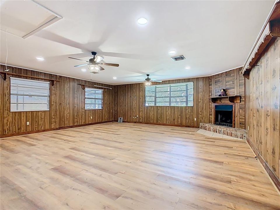 Active With Contract: $325,000 (3 beds, 2 baths, 1744 Square Feet)