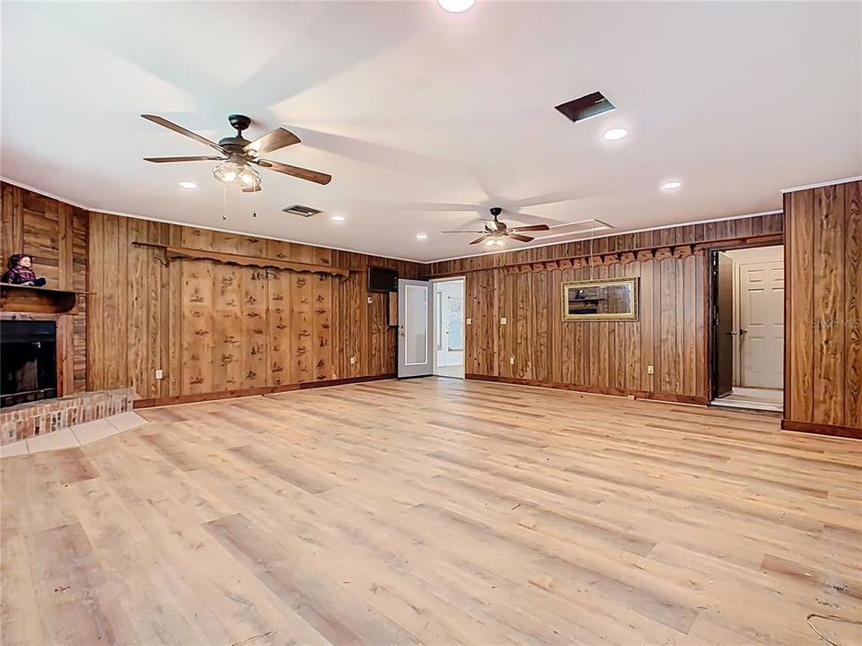 Active With Contract: $325,000 (3 beds, 2 baths, 1744 Square Feet)