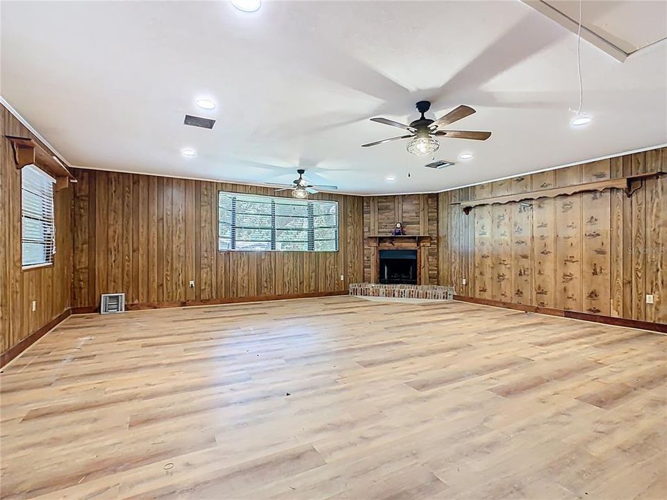 Active With Contract: $325,000 (3 beds, 2 baths, 1744 Square Feet)