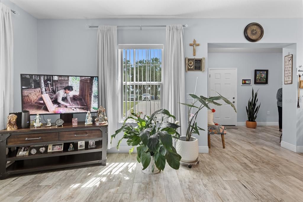 For Sale: $899,000 (5 beds, 3 baths, 4290 Square Feet)