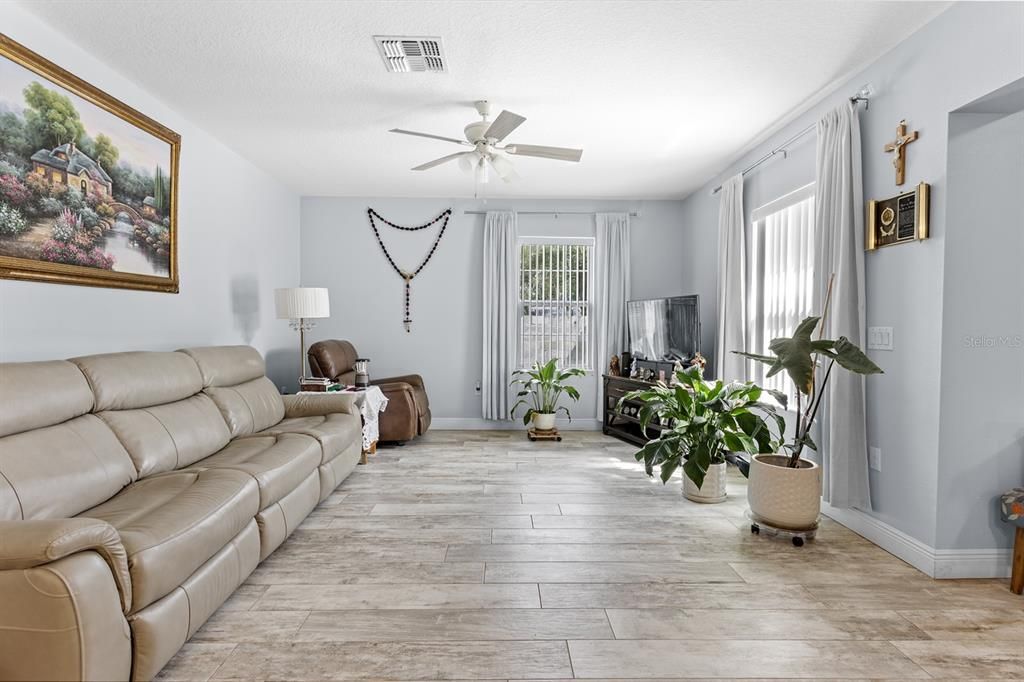 For Sale: $899,000 (5 beds, 3 baths, 4290 Square Feet)