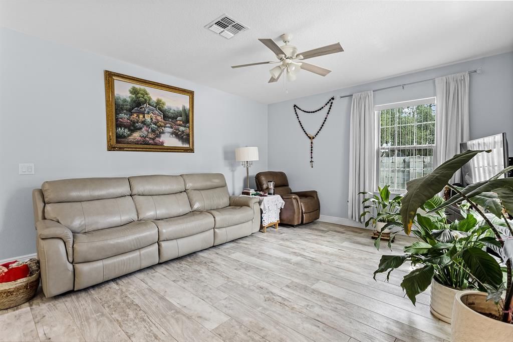 For Sale: $899,000 (5 beds, 3 baths, 4290 Square Feet)