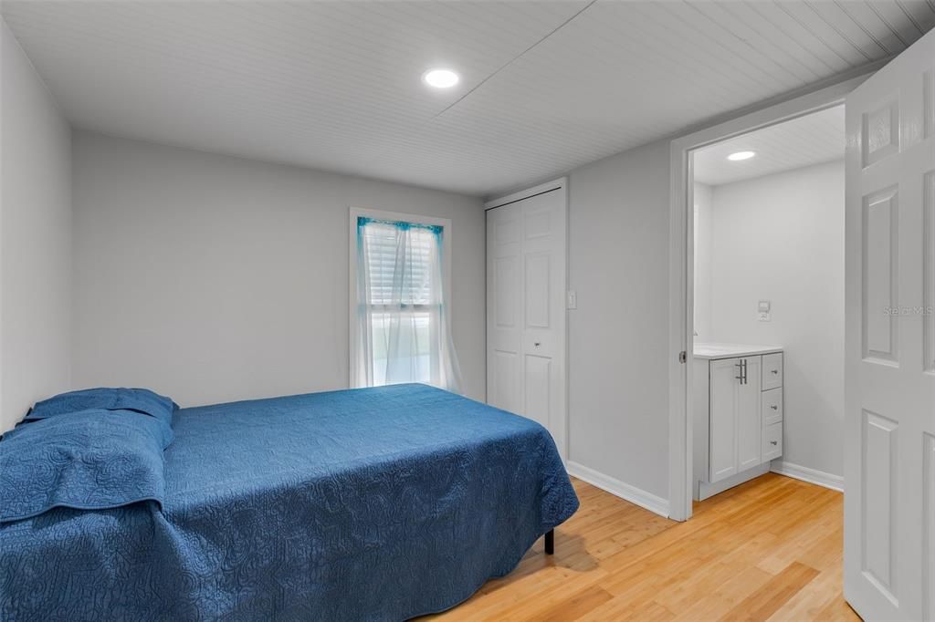 For Sale: $119,000 (2 beds, 1 baths, 1004 Square Feet)