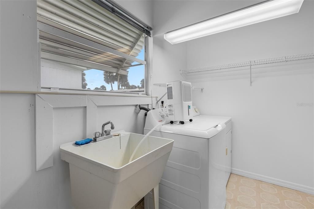 For Sale: $119,000 (2 beds, 1 baths, 1004 Square Feet)