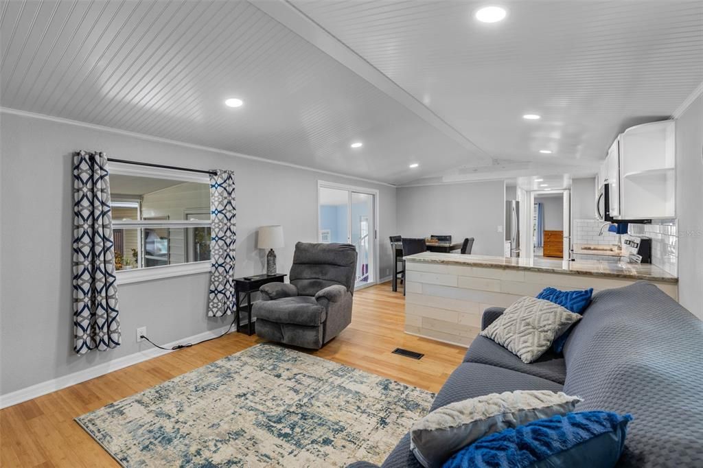 For Sale: $119,000 (2 beds, 1 baths, 1004 Square Feet)