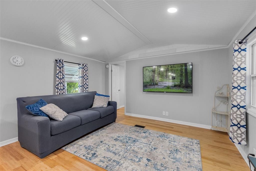 For Sale: $119,000 (2 beds, 1 baths, 1004 Square Feet)