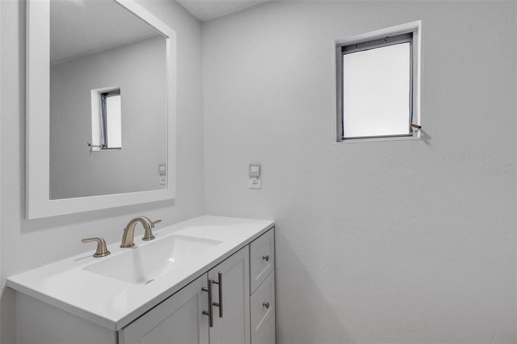 For Sale: $119,000 (2 beds, 1 baths, 1004 Square Feet)