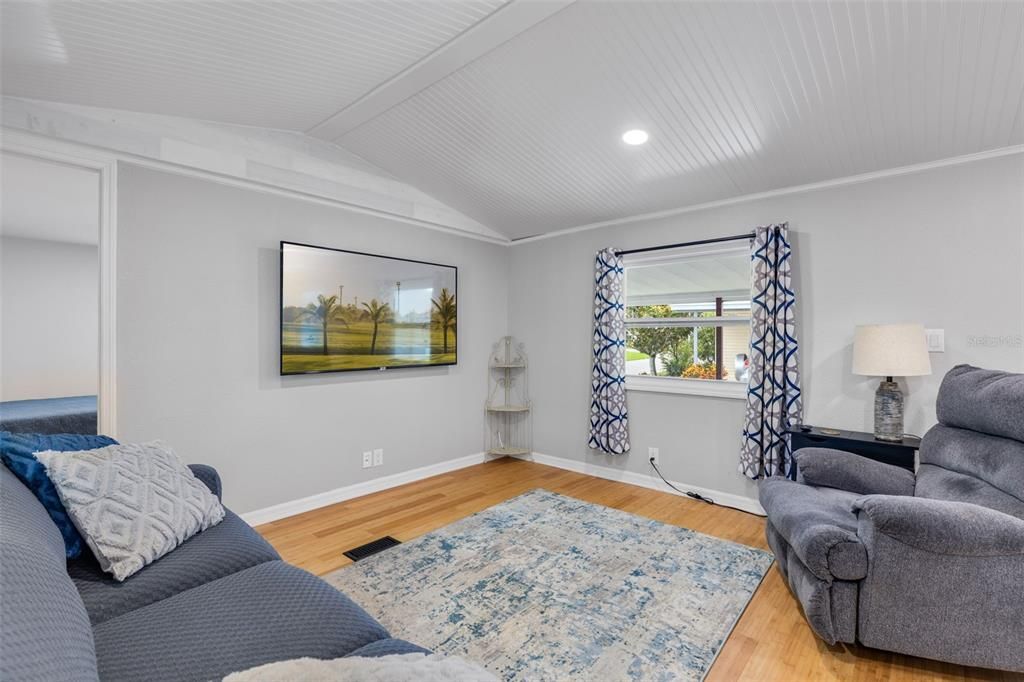 For Sale: $119,000 (2 beds, 1 baths, 1004 Square Feet)