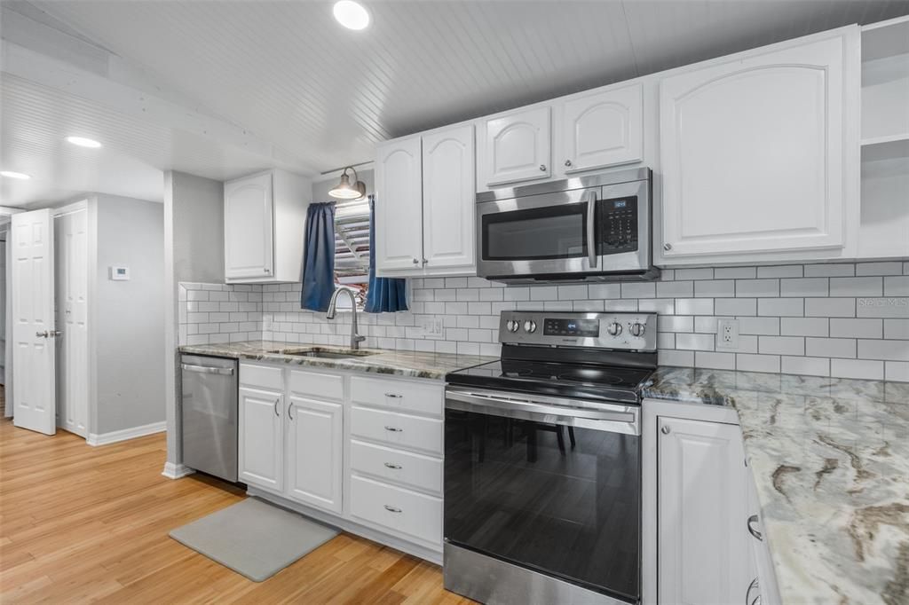 For Sale: $119,000 (2 beds, 1 baths, 1004 Square Feet)