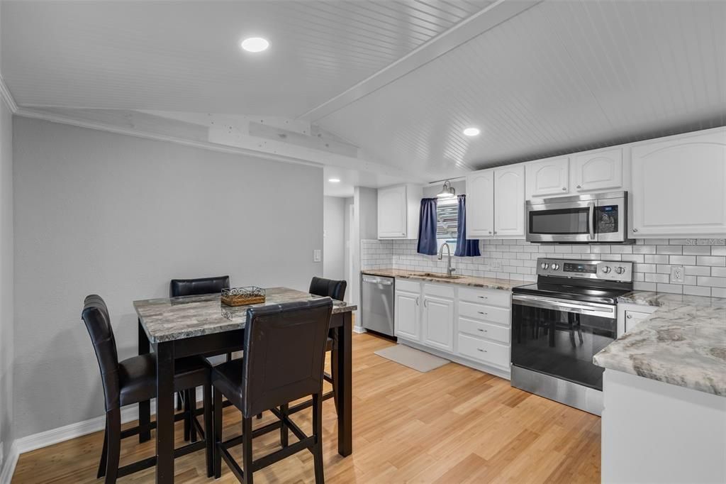 For Sale: $119,000 (2 beds, 1 baths, 1004 Square Feet)