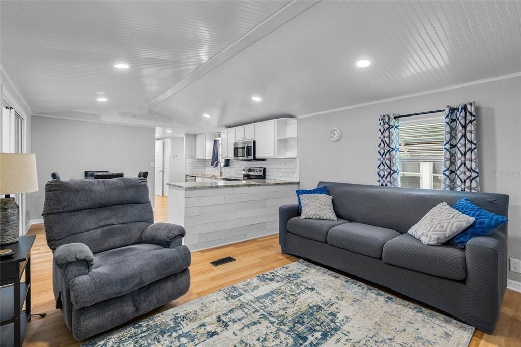 For Sale: $119,000 (2 beds, 1 baths, 1004 Square Feet)