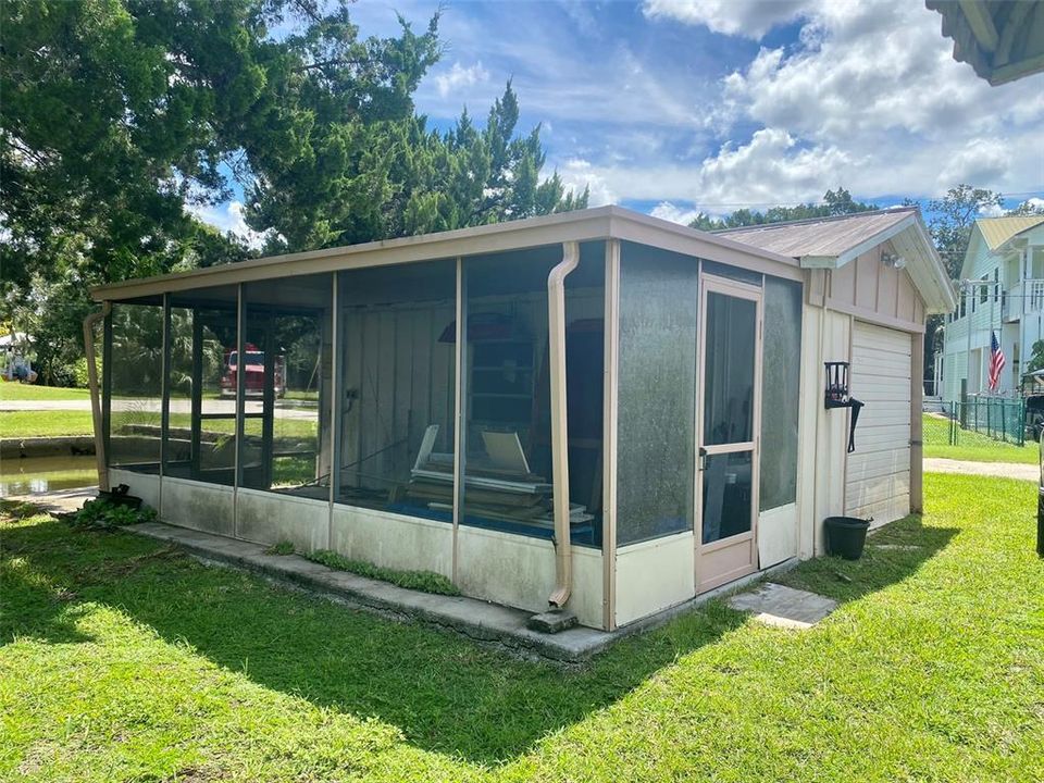 For Sale: $268,930 (2 beds, 1 baths, 896 Square Feet)