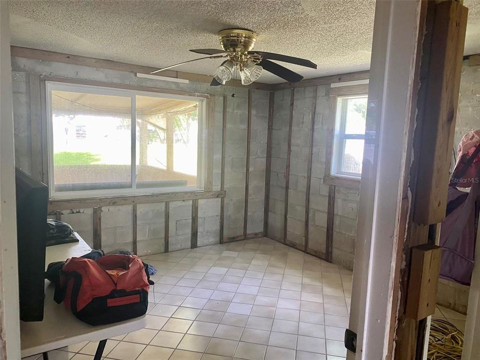 For Sale: $268,930 (2 beds, 1 baths, 896 Square Feet)