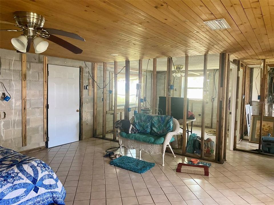 For Sale: $268,930 (2 beds, 1 baths, 896 Square Feet)