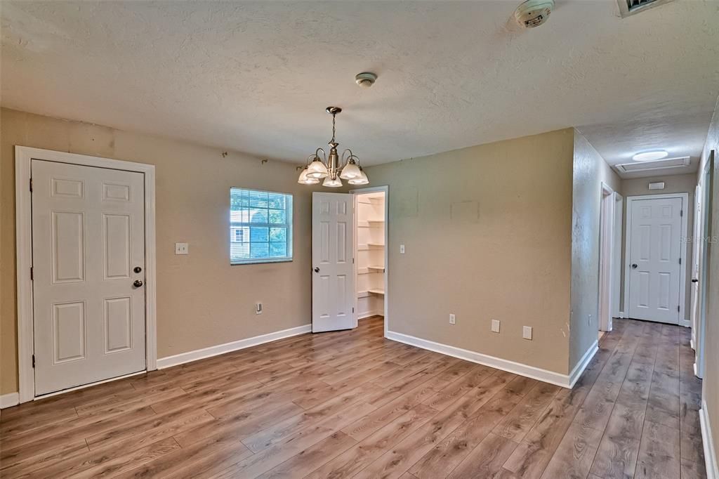 待售: $215,000 (3 贝兹, 1 浴室, 1200 平方英尺)