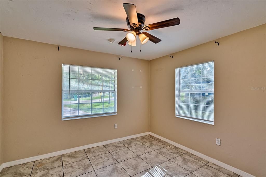 待售: $215,000 (3 贝兹, 1 浴室, 1200 平方英尺)