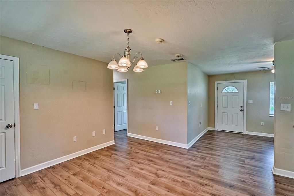 待售: $215,000 (3 贝兹, 1 浴室, 1200 平方英尺)