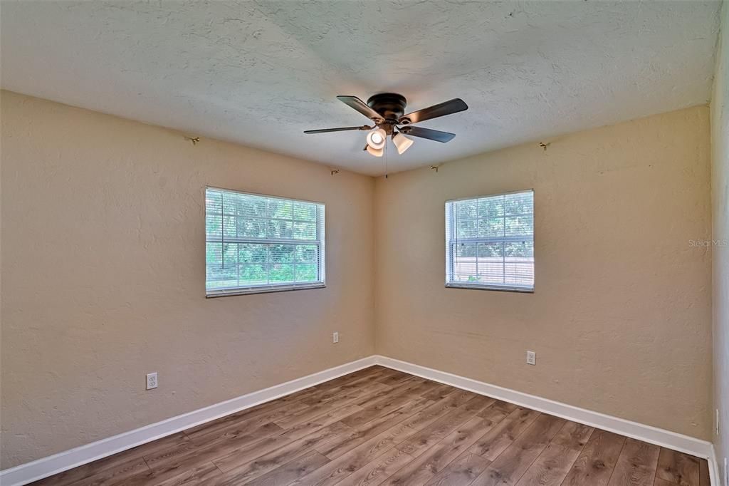 待售: $215,000 (3 贝兹, 1 浴室, 1200 平方英尺)