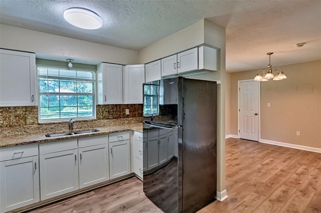 待售: $215,000 (3 贝兹, 1 浴室, 1200 平方英尺)