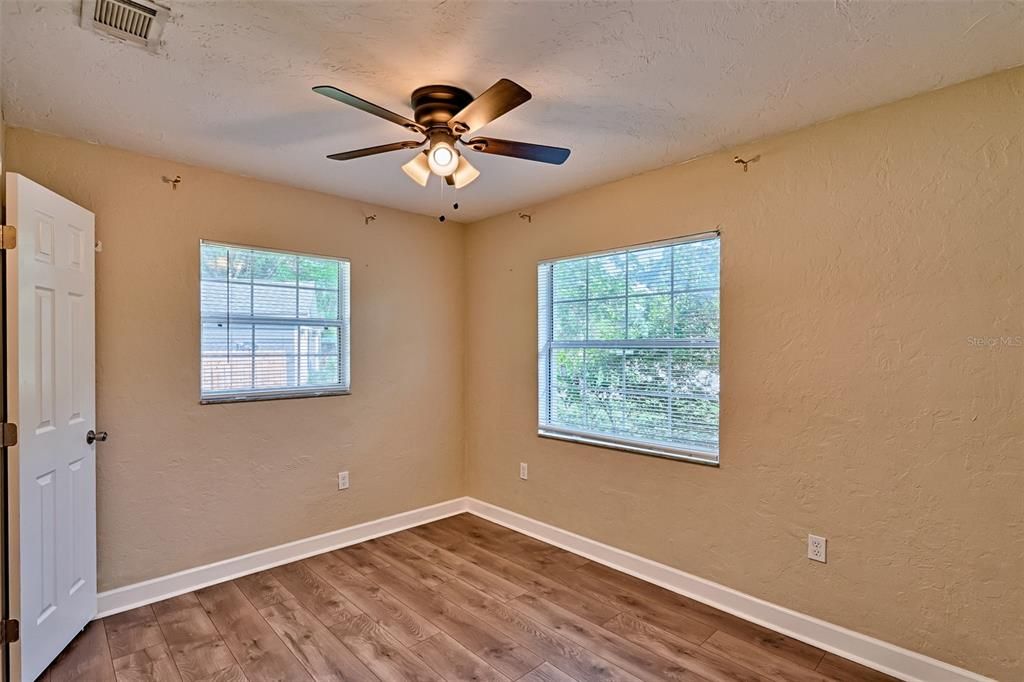 待售: $215,000 (3 贝兹, 1 浴室, 1200 平方英尺)