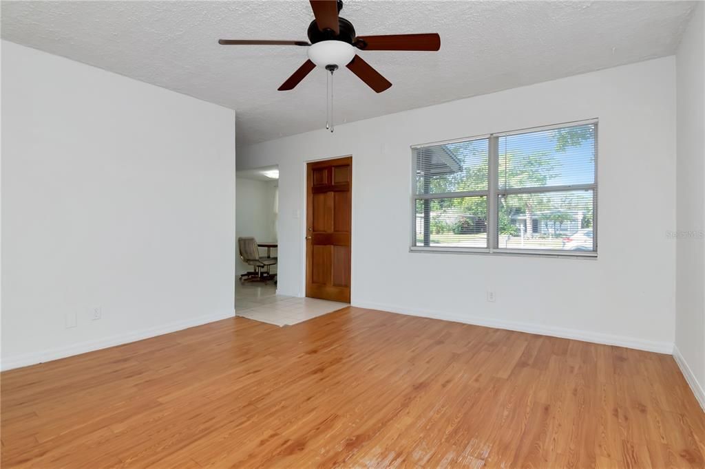 Active With Contract: $274,999 (3 beds, 2 baths, 1248 Square Feet)