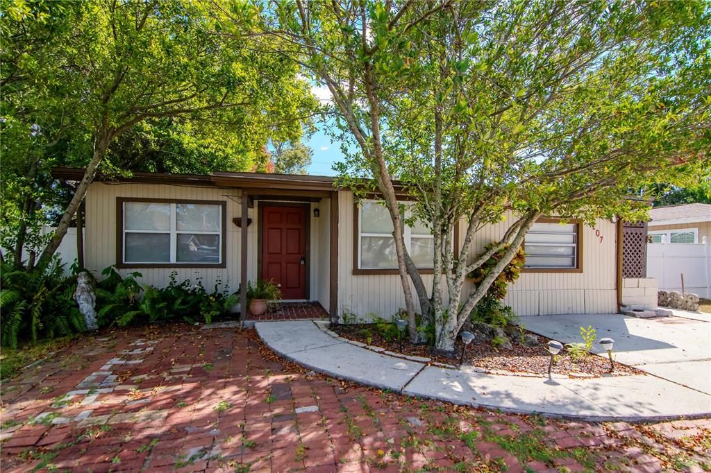 Active With Contract: $274,999 (3 beds, 2 baths, 1248 Square Feet)