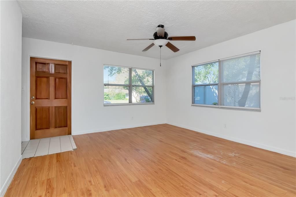 Active With Contract: $274,999 (3 beds, 2 baths, 1248 Square Feet)