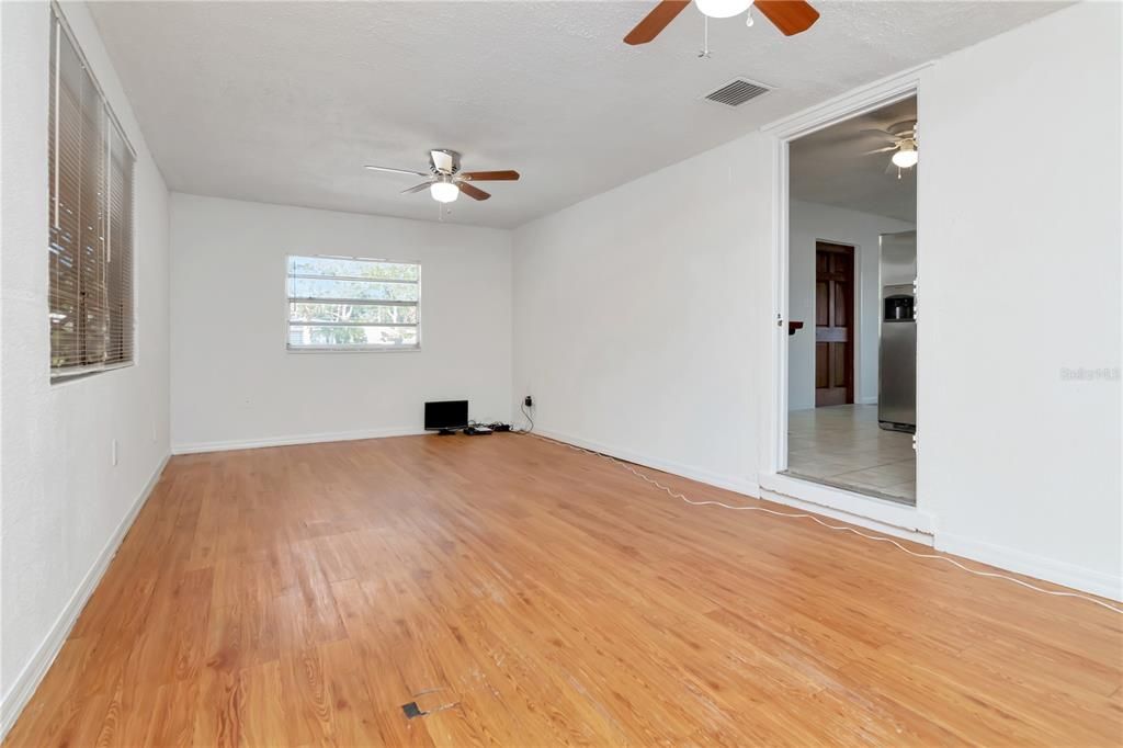 Active With Contract: $274,999 (3 beds, 2 baths, 1248 Square Feet)