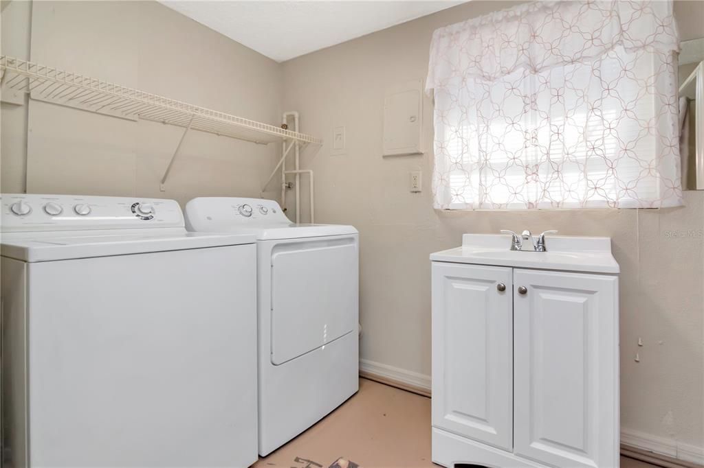 Active With Contract: $274,999 (3 beds, 2 baths, 1248 Square Feet)