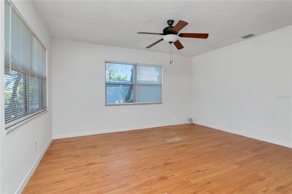 Active With Contract: $274,999 (3 beds, 2 baths, 1248 Square Feet)